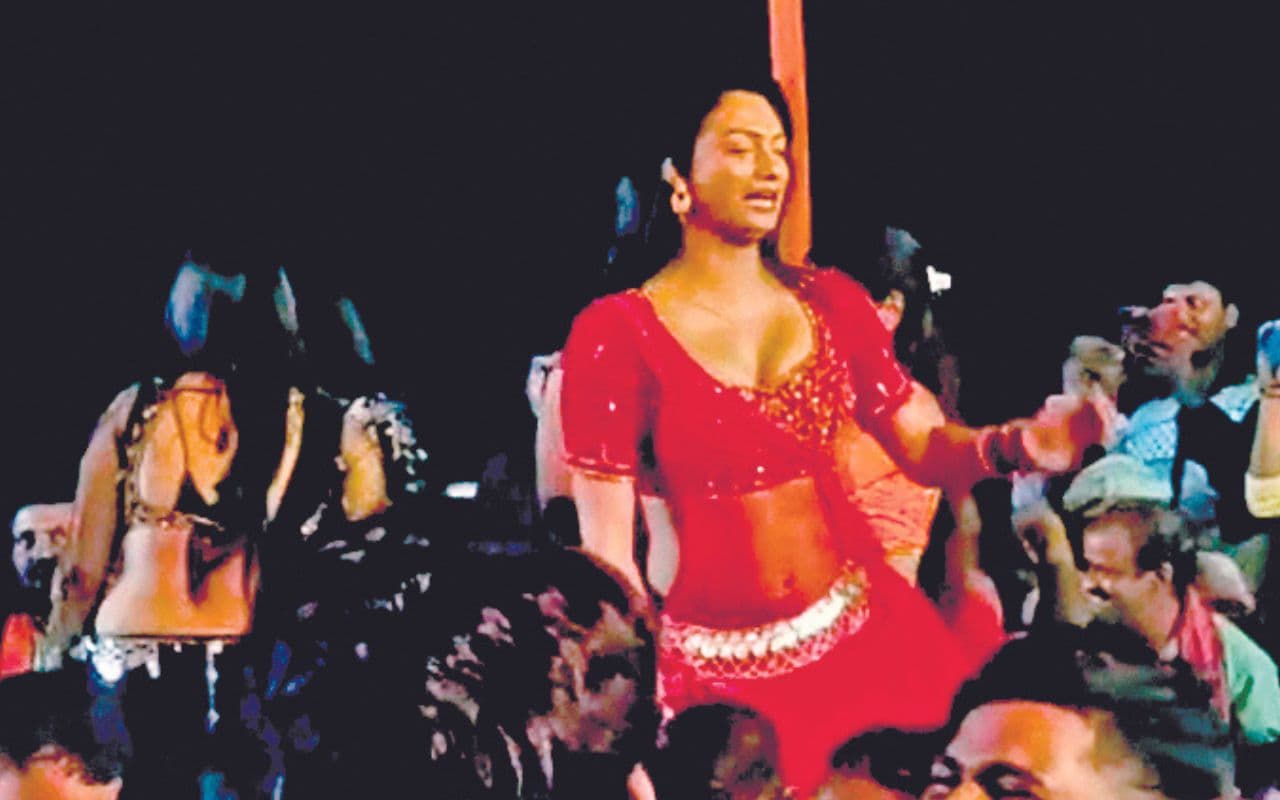 सांसद खेल महोत्सव : दिन में खेल, रात में दो गोला चैता व डांस पर छिड़ा विवाद