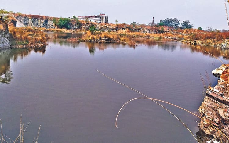 EXCLUSIVE: धनबाद में पहाड़ व नदियों को बर्बाद कर रहे माफिया, जब मर्जी तब करते हैं ब्लास्टिंग