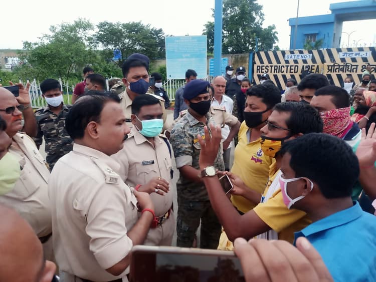 MPL प्रबंधन से नाराज आंदोलनरत कर्मचारियों ने मुख्य गेट किया जाम, कर रहे ये मांग