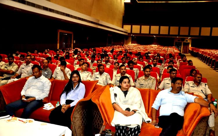 धनबाद : सोशल मीडिया के माध्यम से हो रहे अपराध से निबटने की पुलिसकर्मियों को दी गयी ट्रेनिंग