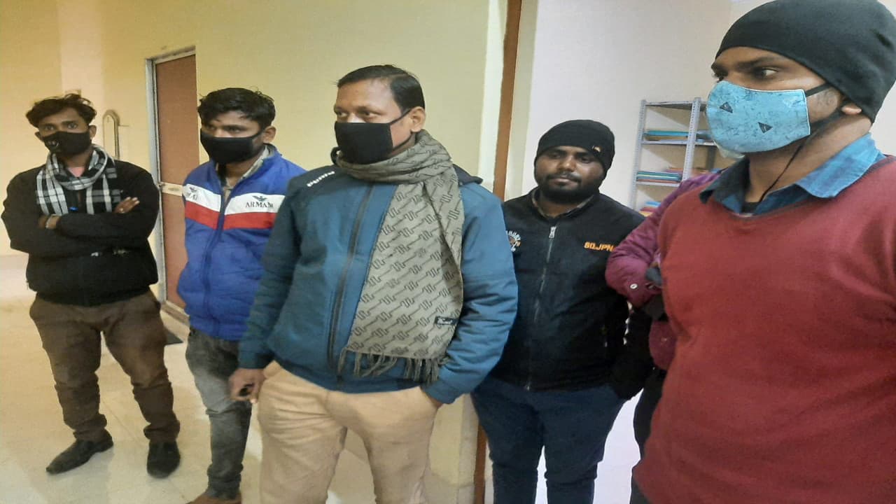 हथियार के बल पर माइक्रो फाइनेंस कंपनी के कलेक्शन एजेंट और कैशियर से 2.5 लाख की लूट, जांच में जुटी पुलिस हथियार के बल पर माइक्रो फाइनेंस कंपनी के कलेक्शन एजेंट और कैशियर से 2.5 लाख की लूट, जांच में जुटी पुलिस