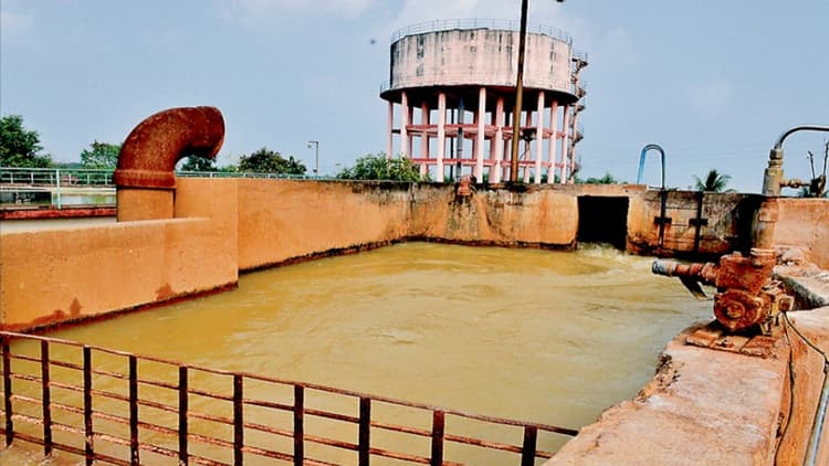 देवघर में गहराने लगा जल संकट, जरूरत से बेहद कम हो रही आपूर्ति
