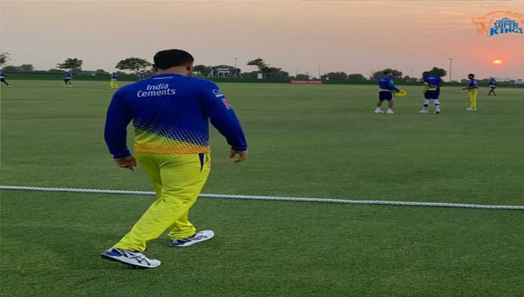 फुटबॉल मैदान पर MS Dhoni को गले लगाते दिखे रणवीर सिंह, फैंस बोले- माही के जैसा दूसरा... VIDEO