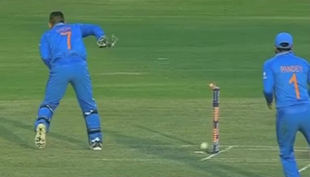 MS Dhoni: विकेट के पीछे इंडिया का स्टंपिंग मशीन अब नहीं दिखेगा, देखें वो रिकॉर्ड जिन्होंने माही को बनाया स्पेशल MS Dhoni: विकेट के पीछे इंडिया का स्टंपिंग मशीन अब नहीं दिखेगा, देखें वो रिकॉर्ड जिन्होंने माही को बनाया स्पेशल