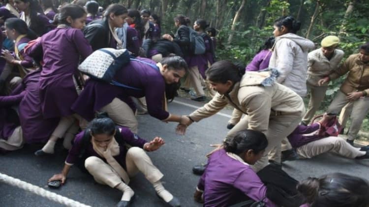 UP Dial 112 Protest: सीएम आवास का घेराव करने जा रहीं डायल 112 की महिलाओं को पुलिस ने हिरासत में लिया, हंगामा