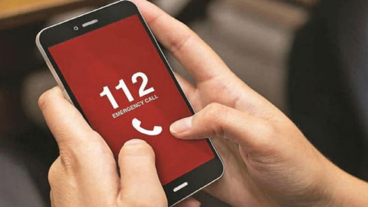 UP Dial 112 Employee Protest: यूपी पुलिस की 'डायल 112' कर्मियों का हंगामा, अखिलेश बोले- 'खजाना कौन खा जा रहा