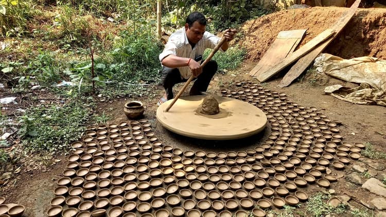 बिहार: दिवाली से पहले सज गया लाइट का बाजार, उम्मीद के साथ दीया बनाने में जुटे कुम्हार, देखिए तस्वीरें