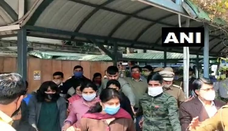 Toolkit Case: दिशा रवि को तीन दिनों की न्यायिक हिरासत में भेजा गया, कई आरोपियों को साथ बिठाकर होगी पूछताछ