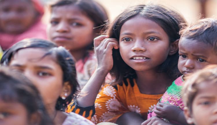 'कोरोना वायरस महामारी में लाखों विस्थापित परिवारों और उनके बच्चों की स्थिति नाजुक'