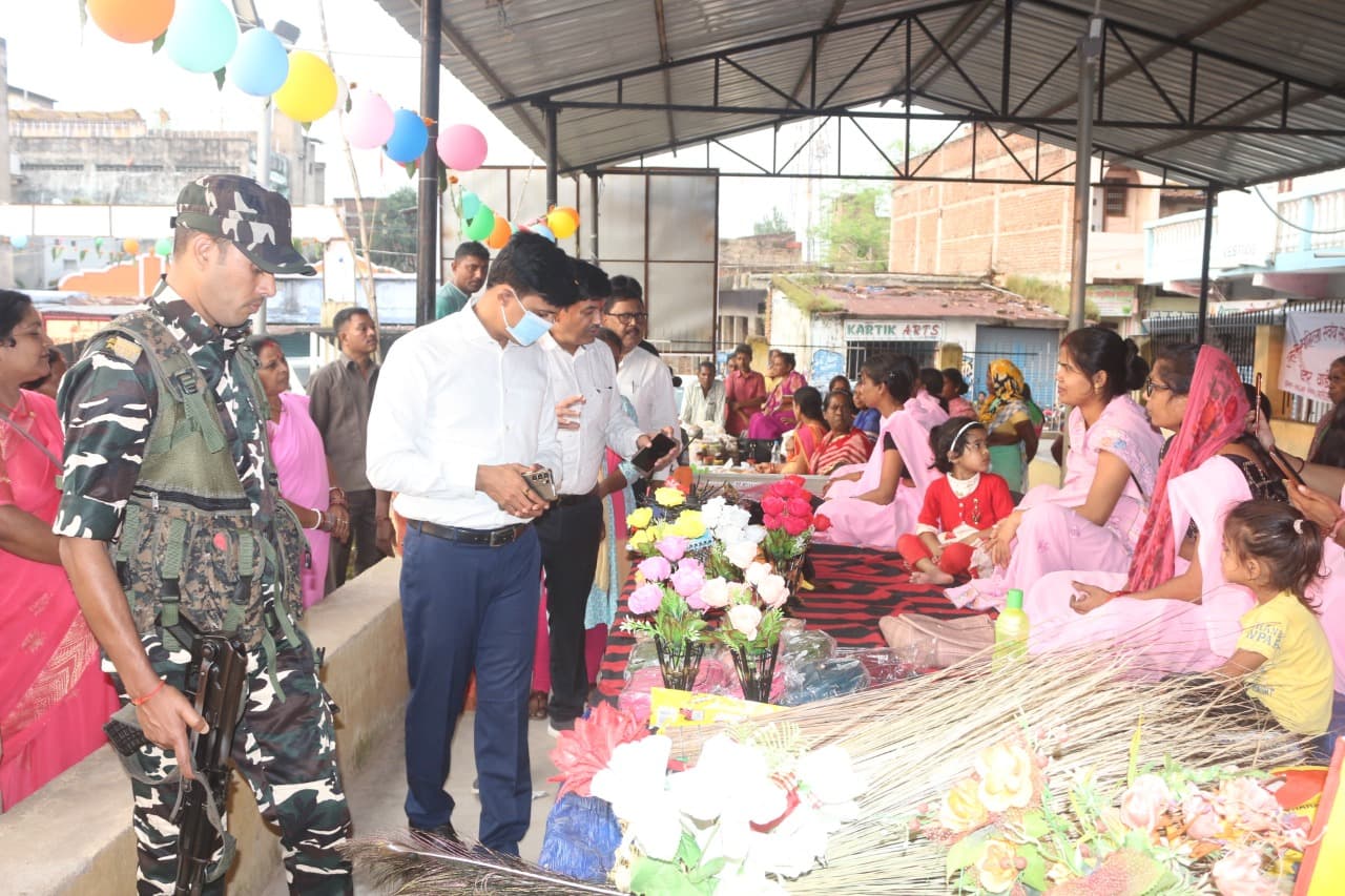 Diwali 2022: गुमला में दिवाली मेला का उद्घाटन, डीसी बोले-खरीदारी कर महिला समूह की दीदियों का बढ़ाएं हौसला