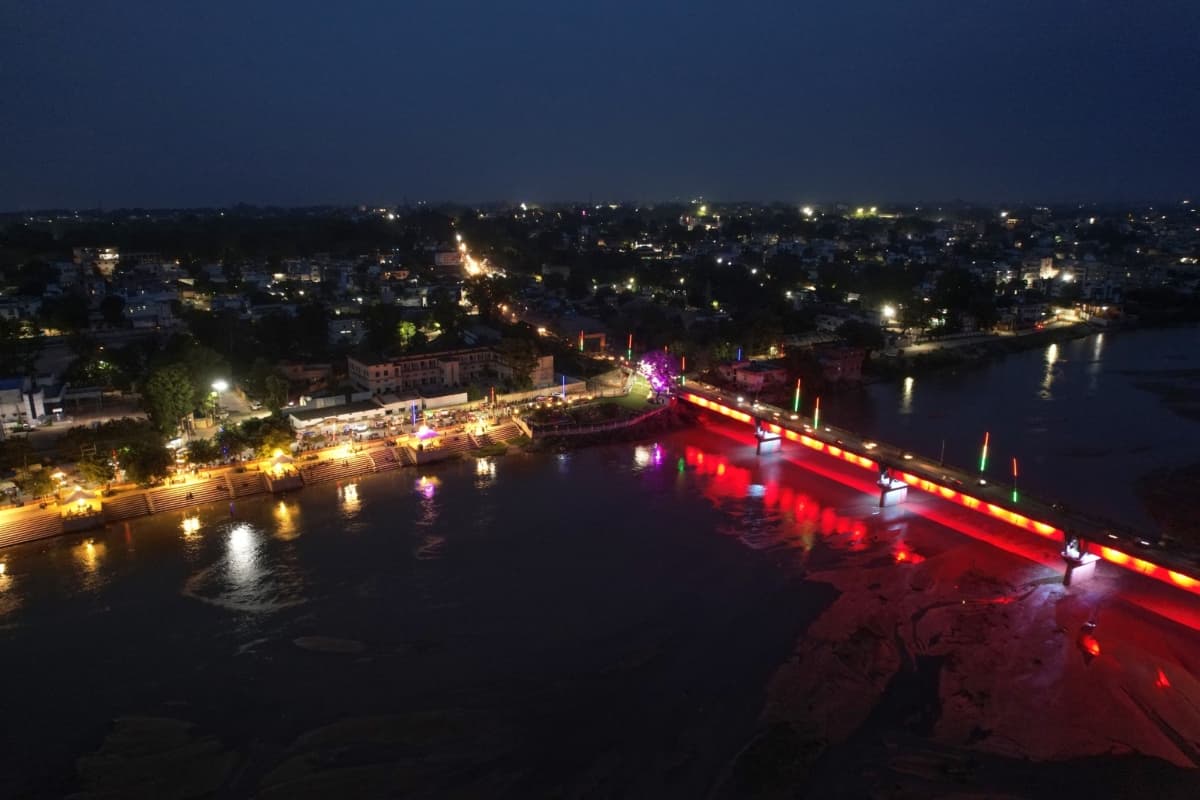 PHOTOS: दीपावली पर देखिए पलामू की खूबसूरती, मिट्टी के दीये व रंगबिरंगी लाइट्स से देखते बन रहा नजारा