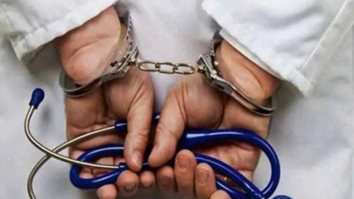 झारखंड में फर्जी डॉक्टर धड़ल्ले ले चला रहे हैं निजी अस्पताल, दो लोग गिरफ्तार, निबंधन रद्द झारखंड में फर्जी डॉक्टर धड़ल्ले ले चला रहे हैं निजी अस्पताल, दो लोग गिरफ्तार, निबंधन रद्द