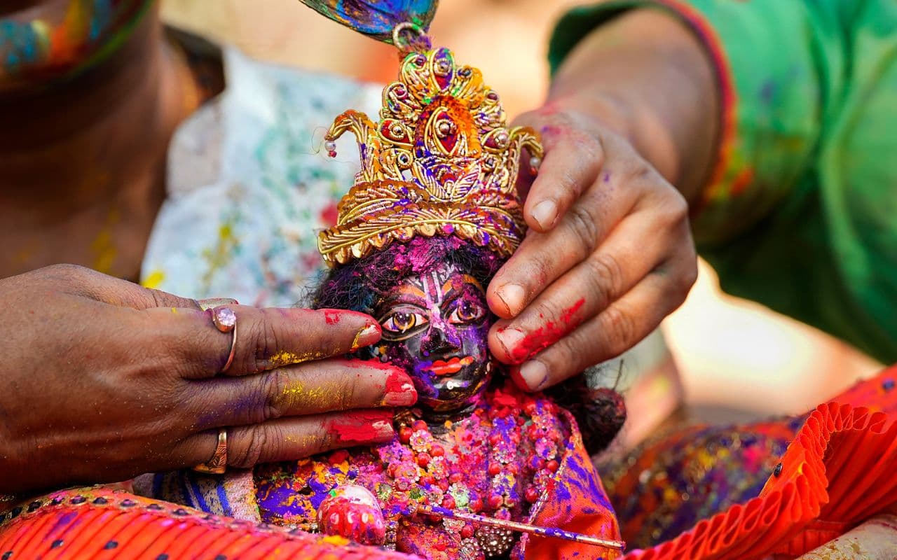Happy Holi in PICS: देश भर में सामाजिक उत्सव, तो बंगाल में धार्मिक उत्सव है होली, कहते हैं दोल यात्रा