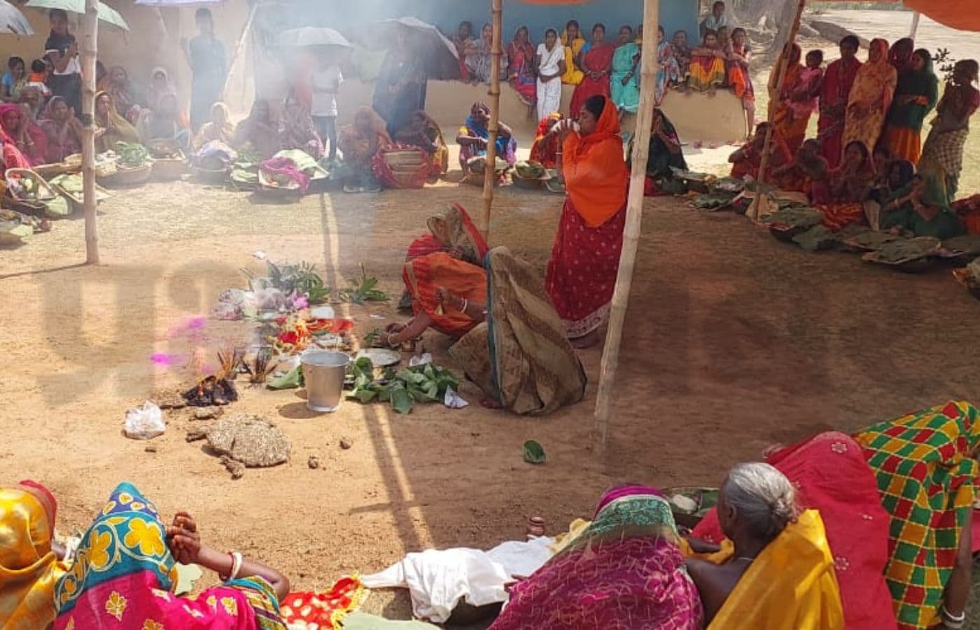 Dora Parv 2023 : बरहरवा में 36 घंटे उपवास रहकर महिलाओं ने भगवान सूर्य को दिया अर्घ्य