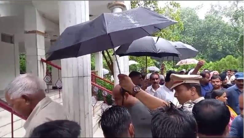 थावे पहुंचे लालू प्रसाद ने परिवार के साथ किया मां की पूजा-अर्चना, मांगी शक्ति, देखें तस्वीरें