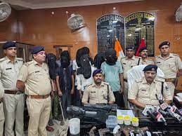 सीवान के टॉप टेन अपराधियों में शामिल रॉकी सिंह गिरफ्तार, भारी मात्रा में हथियार जब्त