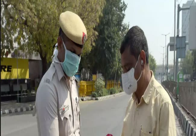 दिल्ली पुलिस के कॉन्स्टेबल ने की बड़ी गलती, जमातियों को दिल्ली-गाजियाबाद बॉर्डर पार करने में कर रहा था मदद