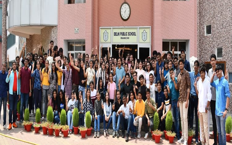 CBSE 12th Result: डीपीएस से साइंस स्ट्रीम में एलेक्स सिंह ओवरऑल टॉपर, 113 स्टूडेंट्स को 95 फीसदी से अधिक अंक