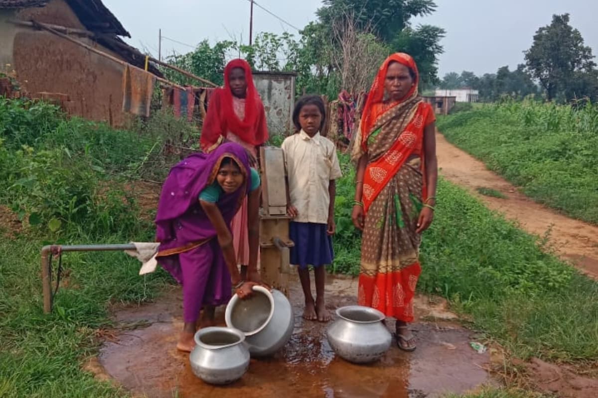 प्रभात खबर इंपैक्ट: चुआड़ी का पानी पीने को मजबूर थे आदिम जनजाति कोरवा समुदाय के लोग, अब पी रहे चापानल से पानी