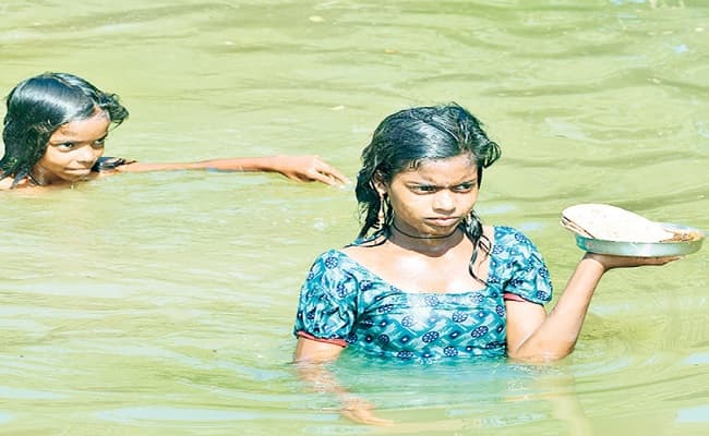 Bihar Flood: लाल निशान से ऊपर बह रही बूढ़ी गंडक, मुजफ्फरपुर के शहरी इलाके में घुसा बाढ़ का पानी, पलायन जारी