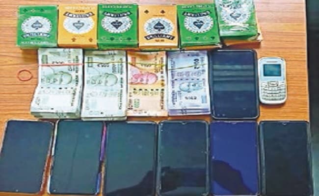 मुंगेर में जुआ का अड्डा बना था राजद नेता के रिश्तेदार का घर, पुलिस ने नौ को रंगेहाथ दबोचा मुंगेर में जुआ का अड्डा बना था राजद नेता के रिश्तेदार का घर, पुलिस ने नौ को रंगेहाथ दबोचा