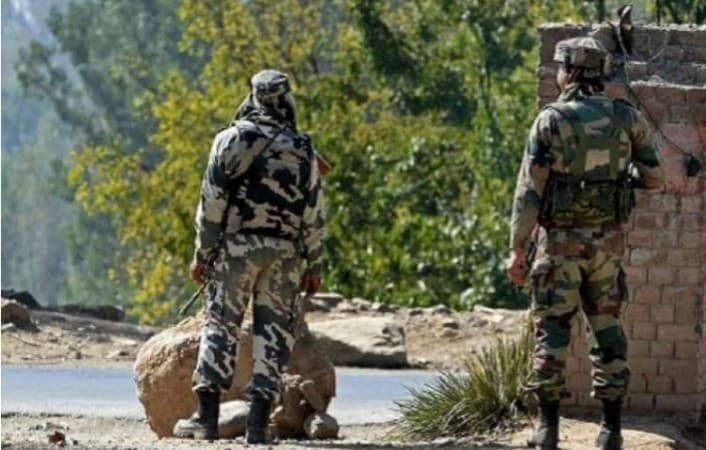 जम्मू-कश्मीर: जिस घर में छिपे थे आतंकी, वहां लगा दी गई आग, उसके बाद सुरक्षबलों ने पांच को मार गिराया