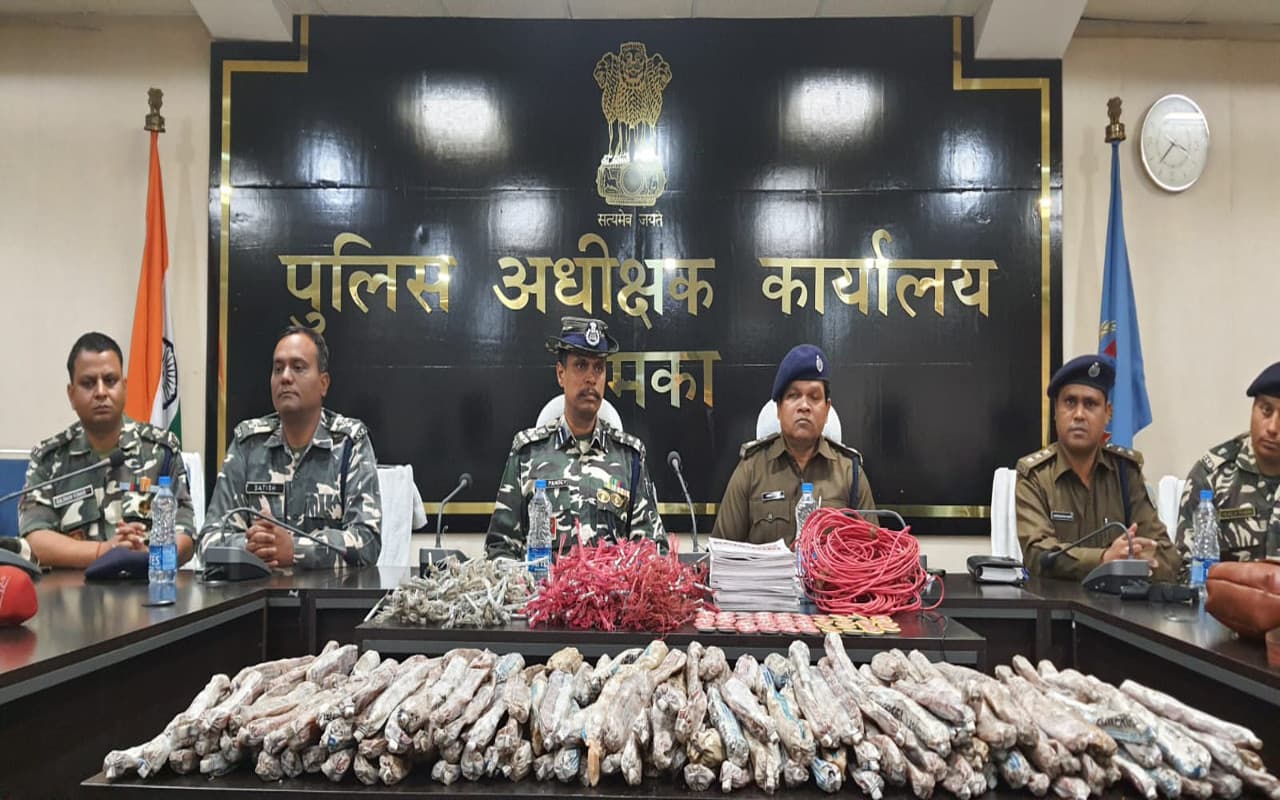 गणतंत्र दिवस से ठीक पहले दुमका पुलिस और SSB को मिली सफलता, नक्सलियों के छिपाये भारी मात्रा में विस्फोटक बरामद