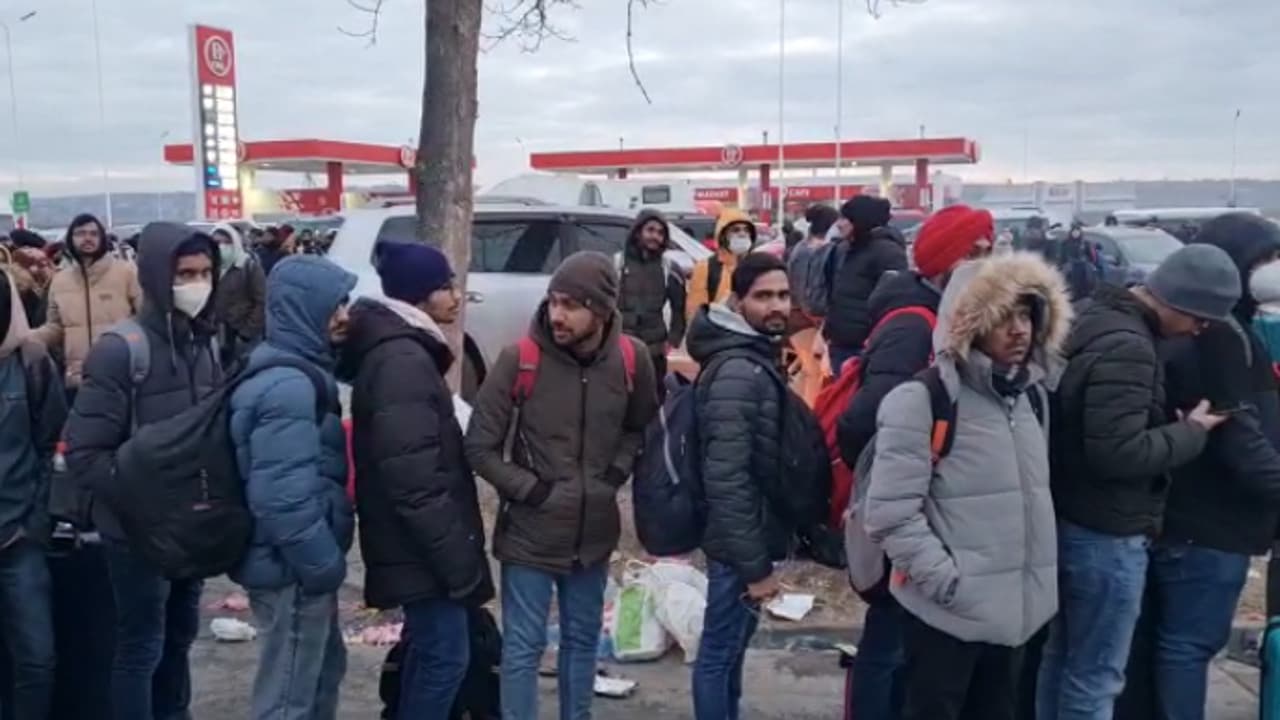 यूक्रेन-रोमानिया के बॉर्डर पर घंटों खड़े हैं दुमका के अलकमा आदिल समेत सैकड़ों भारतीय छात्र, हो रही परेशानी