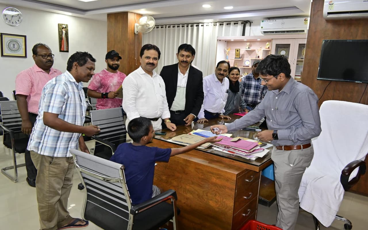 झारखंड : किसान आंदोलन में भटक कर दुमका आ गया था पंजाब का मूक-बधिर बालक, अब लौट रहा अपने घर झारखंड : किसान आंदोलन में भटक कर दुमका आ गया था पंजाब का मूक-बधिर बालक, अब लौट रहा अपने घर