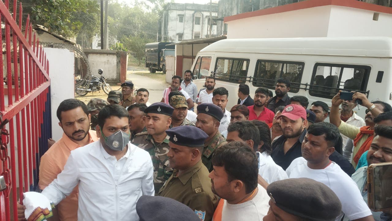 Jharkhand Crime News : धनबाद के पूर्व डिप्टी मेयर नीरज सिंह की हत्या के आरोपी झरिया के पूर्व विधायक संजीव सिंह दुमका सेंट्रल जेल हुए शिफ्ट