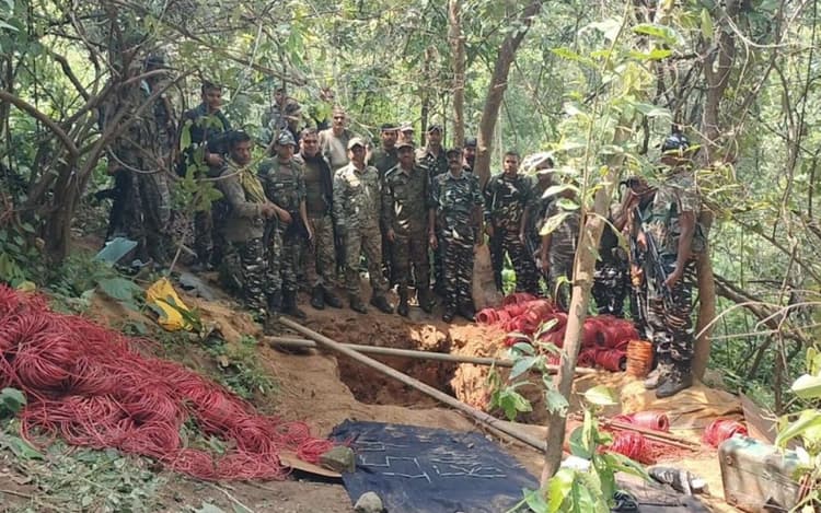 डुमरी उप-चुनाव से पहले विस्फोटकों का जखीरा बरामद, नक्सलियों की साजिश को जवानों ने किया नाकाम