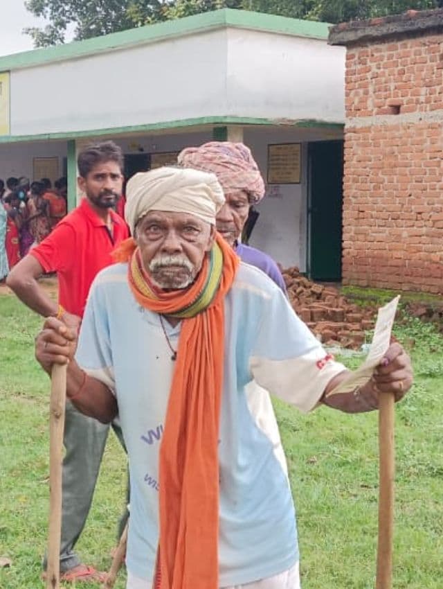 डुमरी उपचुनाव के लिए हो रहे मतदान में दिखा वोटर्स का उत्साह