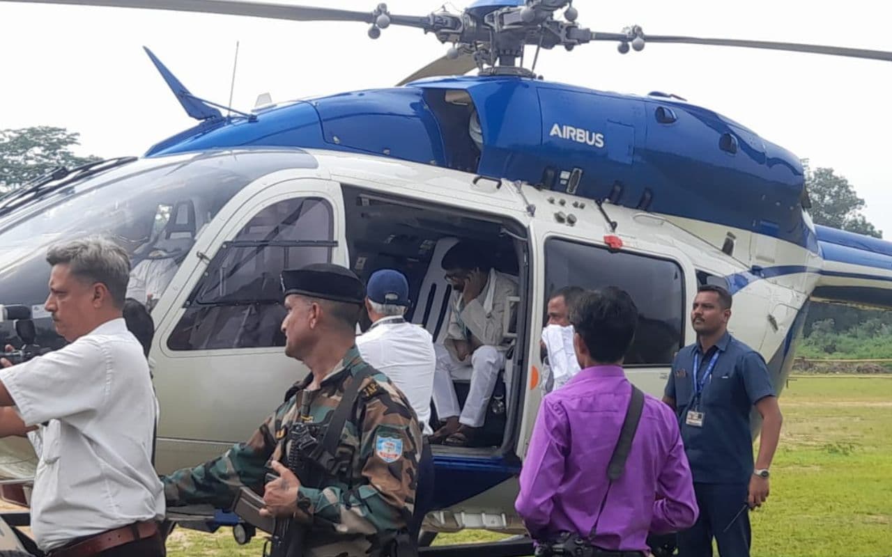 झारखंड : डुमरी में बेबी देवी के पक्ष में हेमंत सोरेन ने किया रोड शो, देखें PICS