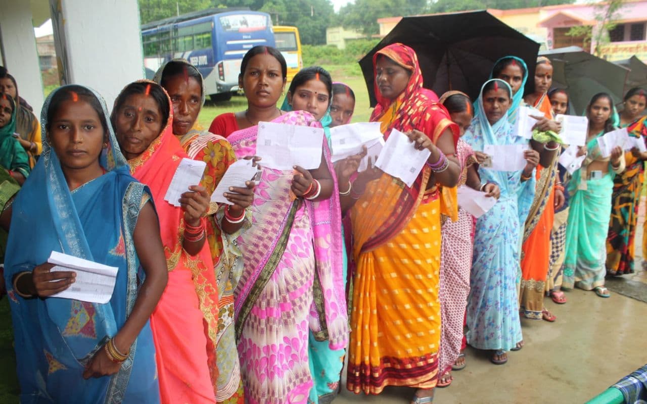 झारखंड : डुमरी उपचुनाव में बोकारो के मतदान केंद्रों पर उमड़ी मतदाताओं की भीड़, देखें PHOTOS