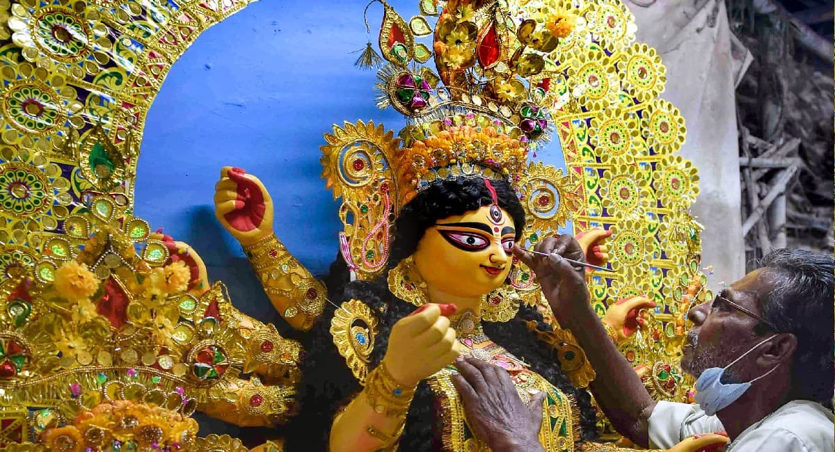 Bihar Durga Puja Live: मुजफ्फरपुर के दुर्गा पूजा पंडाल में दिखेगा पेरिस का एफिल टावर, जोरों पर है तैयारी