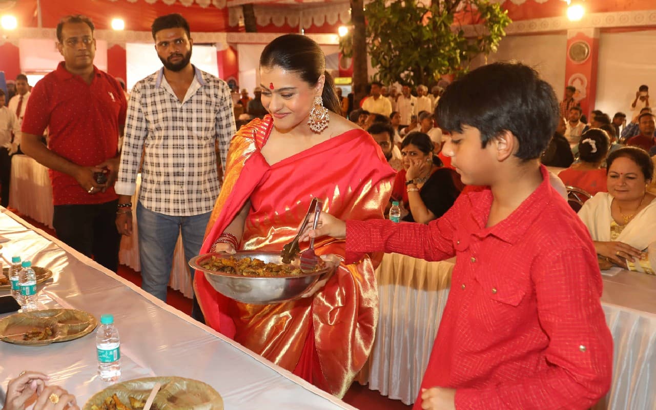 Durga Puja 2022: काजोल संग बेटे युग ने दुर्गा पंडाल में परोसा भोग, फैमिली संग दिखीं रुपाली गांगुली, VIDEO