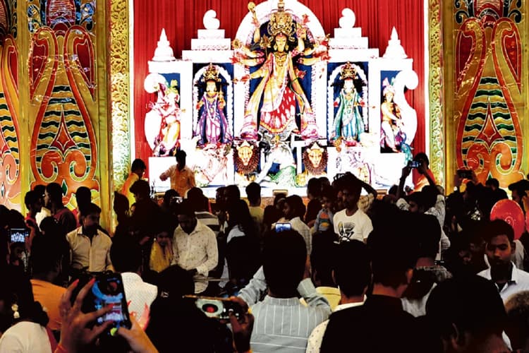 रांची के पंडालों में स्थापित मां दुर्गे की मूर्तियों की है खास बात, निर्माण में खर्च हुए हैं लाखों रुपये