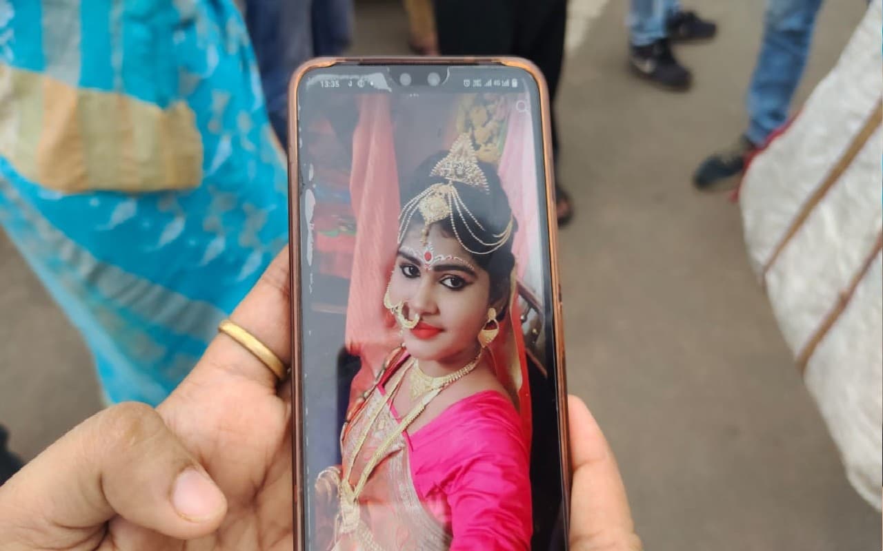 दुर्गापुर में दहेज की खातिर गृहवधू की हत्या, ससुर व पति को पुलिस ने किया गिरफ्तार दुर्गापुर में दहेज की खातिर गृहवधू की हत्या, ससुर व पति को पुलिस ने किया गिरफ्तार
