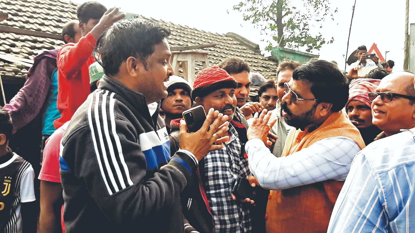 दुर्गापुर के वारिया और माया बाजार में जेसीबी के सामने खड़े हो गये लोग, भाजपा विधायक से कहा- Go Back