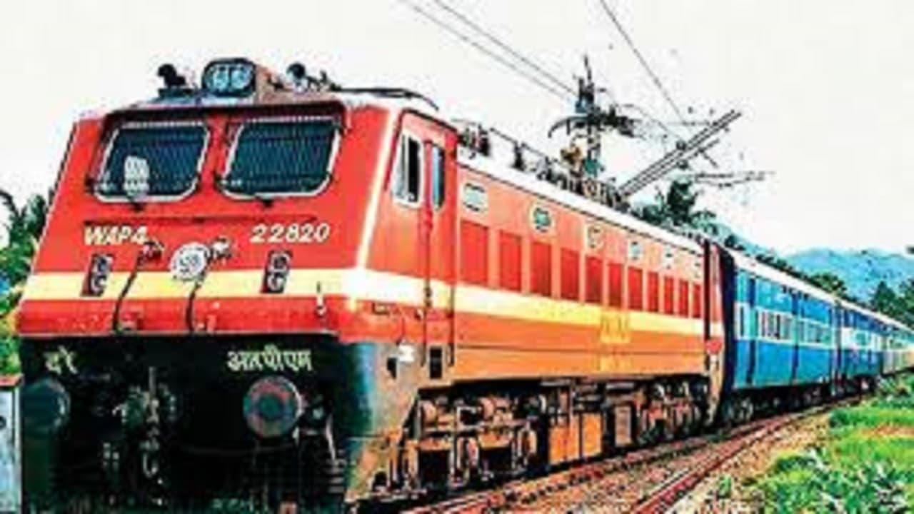 Indian Railways: कोहरे व धुंध ने ट्रेन की रफ्तार पर लगायी ब्रेक, ऐसे चेक करें अपनी ट्रेन का स्टेटस