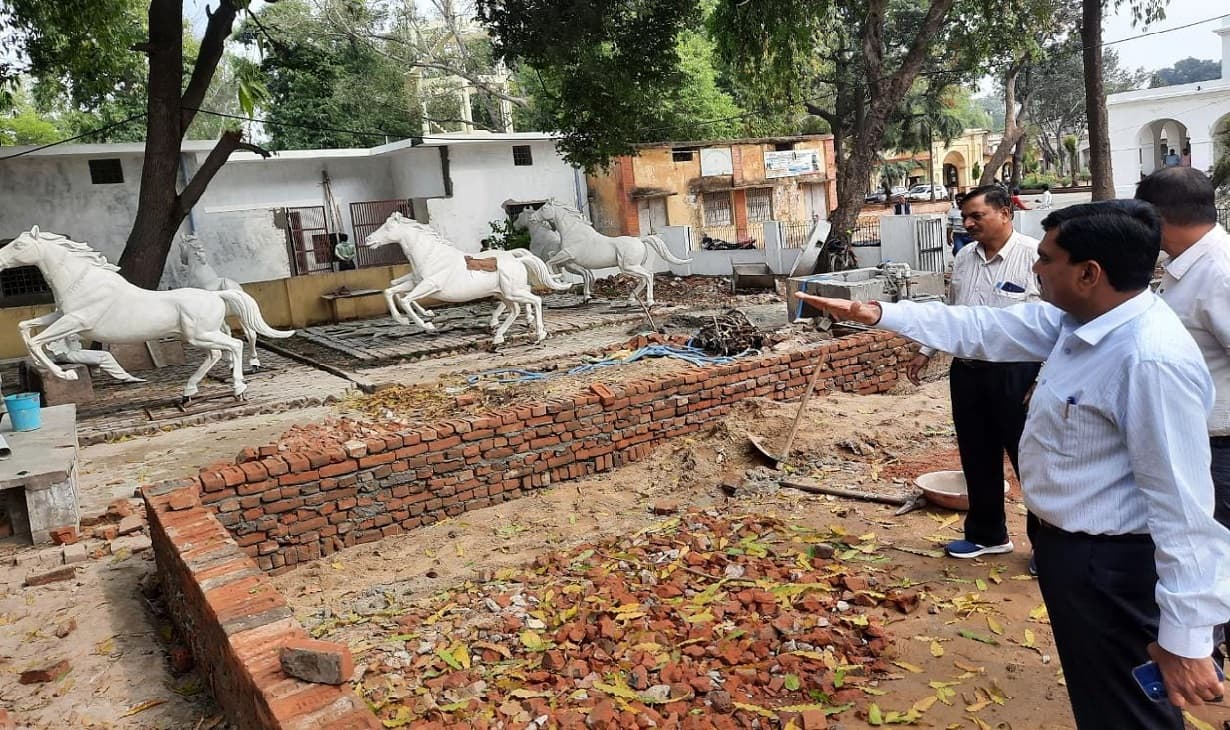 सूर्य रथ और घोड़ों से सजेगा अलीगढ़ कलेक्ट्रेट, प्रयागराज के कारीगर ऊधम सिंह की दिखेगी कारीगरी