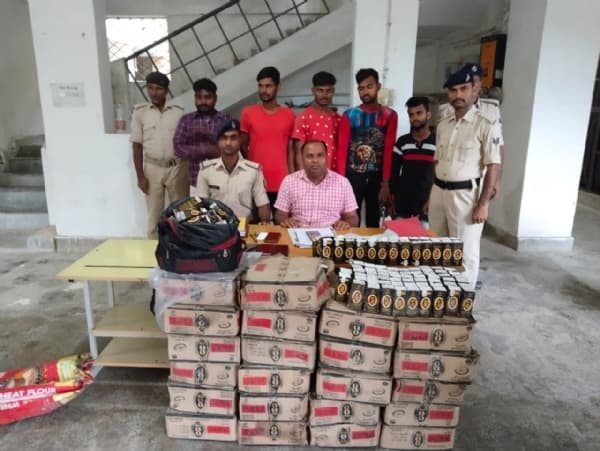पश्चिम चंपारण में 1248 पीस शराब के साथ पांच धंधेबाज गिरफ्तार, नवादा यात्री बस से 14 बोतल शराब बरामद