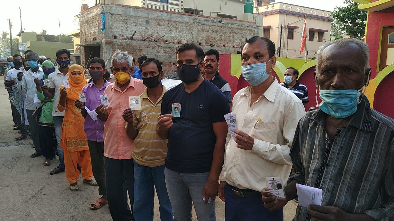 EC की कोशिश, मोदी-ममता की अपील और घरों से नहीं निकले वोटर्स… पिछले चुनावों के मुकाबले घटा वोटिंग प्रतिशत EC की कोशिश, मोदी-ममता की अपील और घरों से नहीं निकले वोटर्स… पिछले चुनावों के मुकाबले घटा वोटिंग प्रतिशत