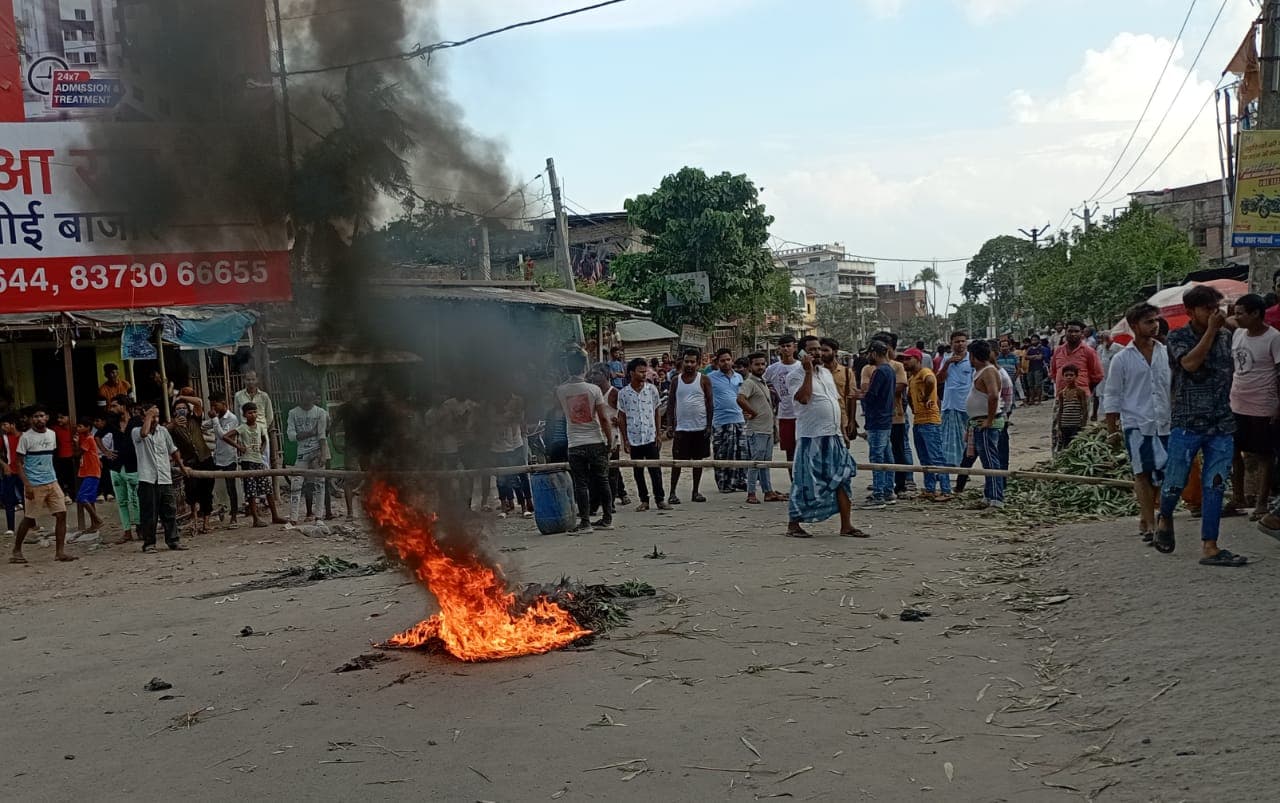 कटिहार में बिजली की मांग को लेकर प्रदर्शन कर रहे लोगों पर पुलिस की फायरिंग, एक की मौत कटिहार में बिजली की मांग को लेकर प्रदर्शन कर रहे लोगों पर पुलिस की फायरिंग, एक की मौत