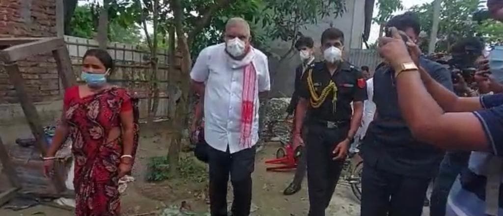 ममता की मनाही के बावजूद हिंसा पीड़ितों से मिले राज्यपाल जगदीप धनखड़, कहा- ‘देश के संविधान को नहीं मानती हैं CM’ ममता की मनाही के बावजूद हिंसा पीड़ितों से मिले राज्यपाल जगदीप धनखड़, कहा- ‘देश के संविधान को नहीं मानती हैं CM’