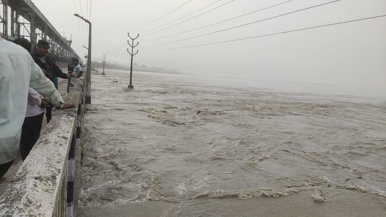 बिहार: गंडक नदी के जलस्तर में बढ़ोतरी, तटबंध के अंदर बसे सैकड़ों घर प्रभावित, जानें कोसी व गंगा का हाल