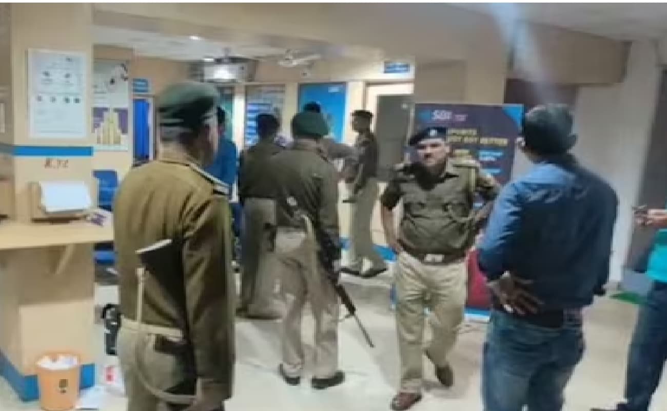 समस्तीपुर में व्यवसाय के लिए बैंक लूटने पहुंचा 8वीं का छात्र, गार्ड और बैंक स्टाफ ने दबोचा