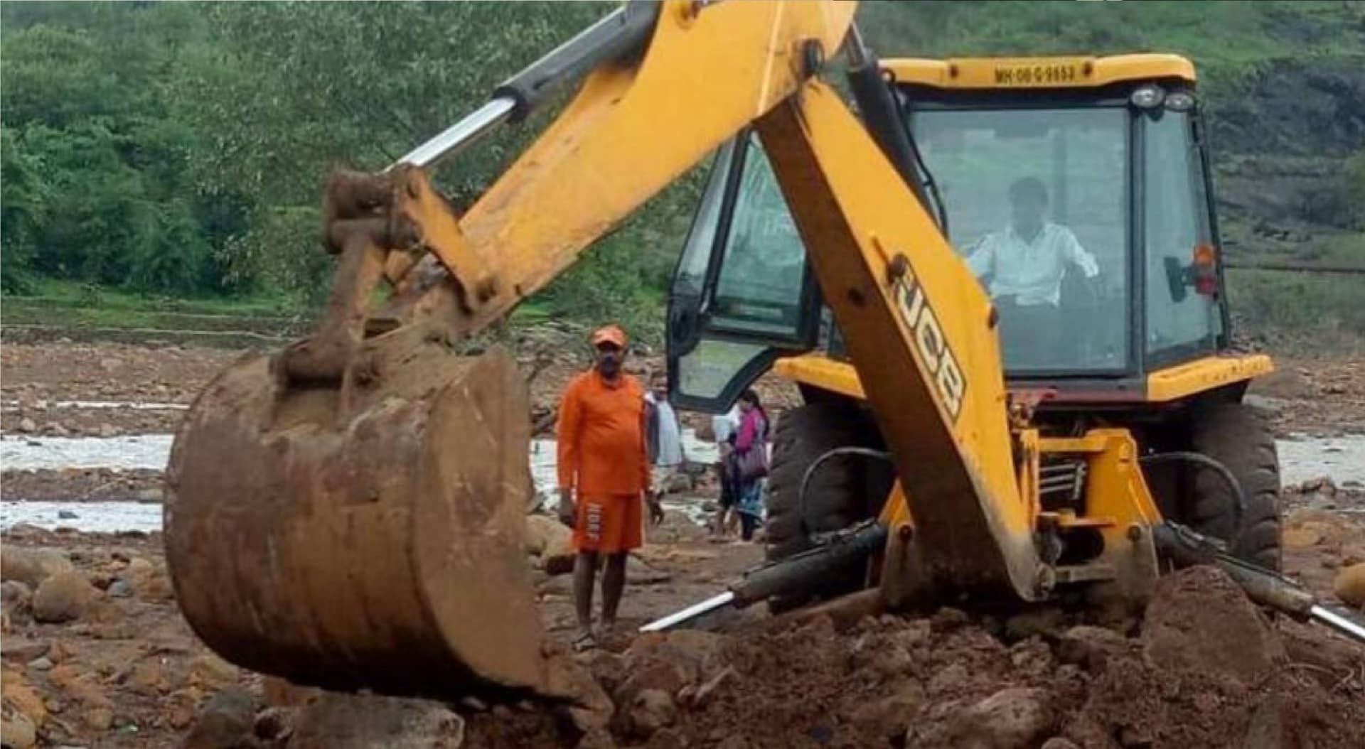 घोघा नदी में अवैध तरीके से बनाये गये बांधों को JCB से काटकर हटाया गया, कल-कल कर बहने लगी जलधारा