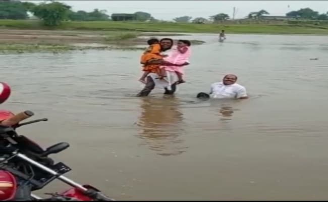 सिस्टम असमर्थ पर दिव्यांग शिक्षक ने हौसले से बाढ़ की धार को किया पार, लाचार शरीर को भी जोखिम में डालना बनी मजबूरी