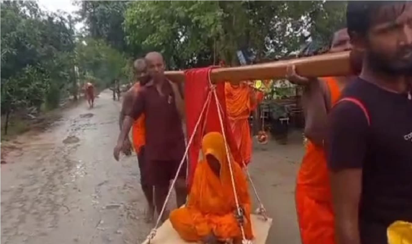 Sawan 2023: कलयुग में पुत्र बना श्रवण कुमार, मां को बहंगी में बैठाकर ले जा रहा बाबाधाम
